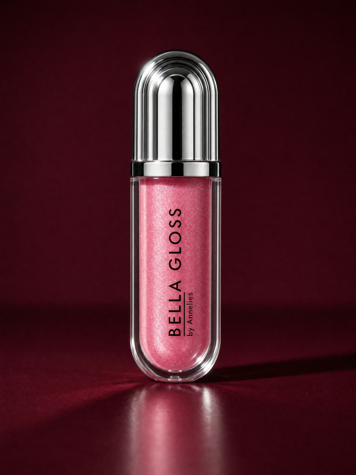 Eén roze tube uit de Bella Gloss Set staat rechtop, met het etiket vooraan in beeld