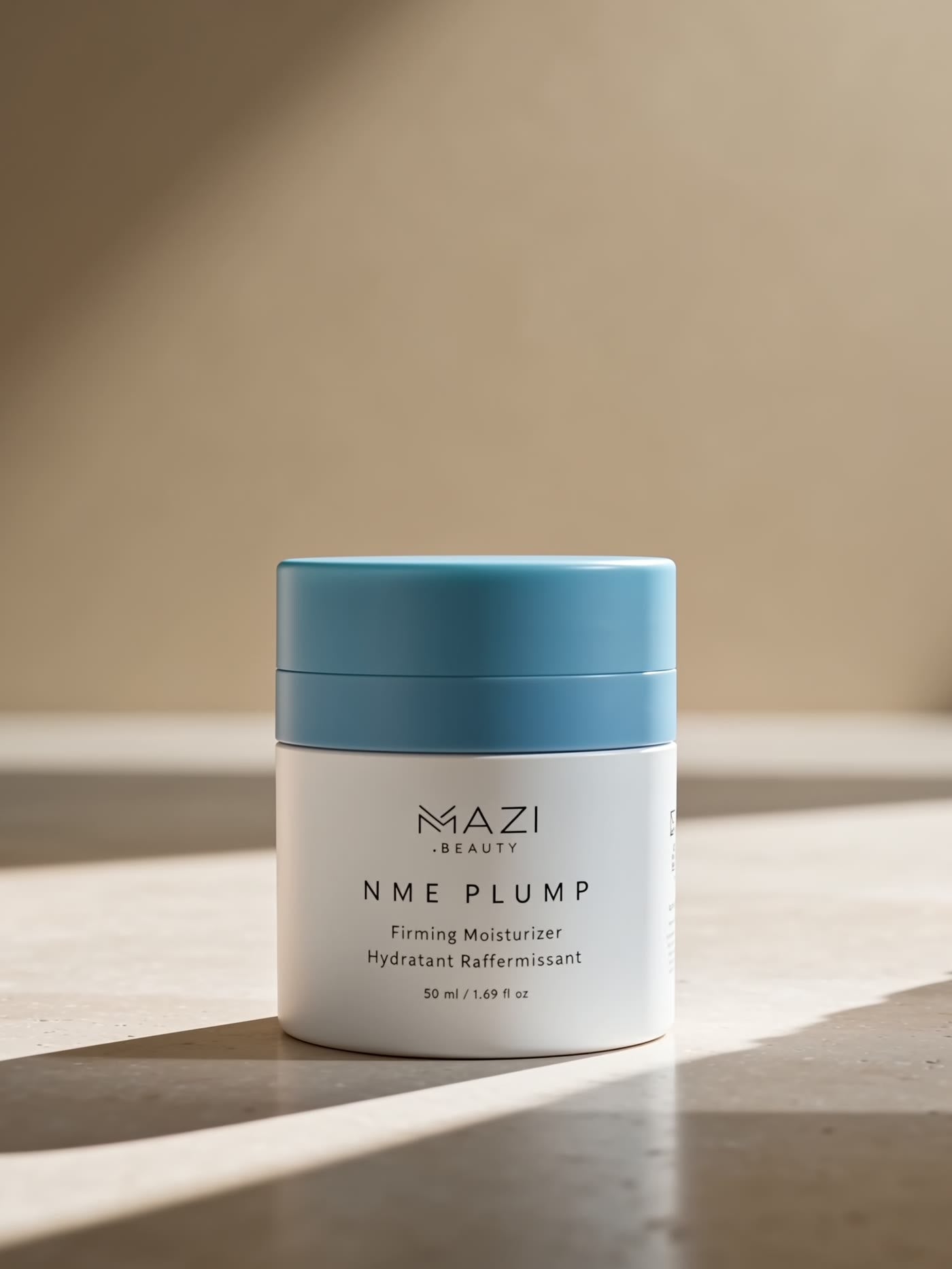 Le pot fermé de crème NME Plump entre des blocs de travertin bruts dans le soleil du soir